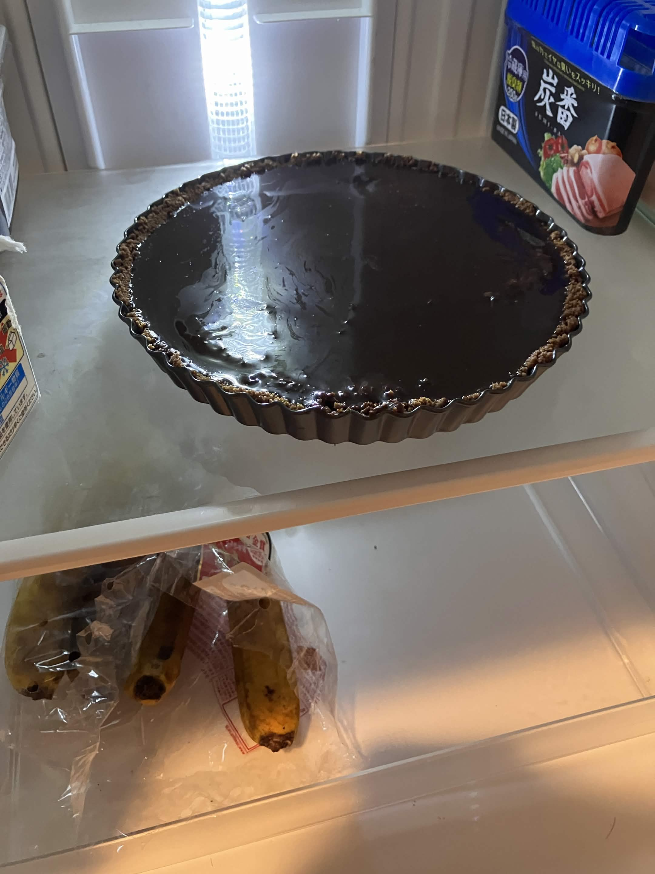 ガナッシュを流し込み冷蔵庫で冷やしているタルト