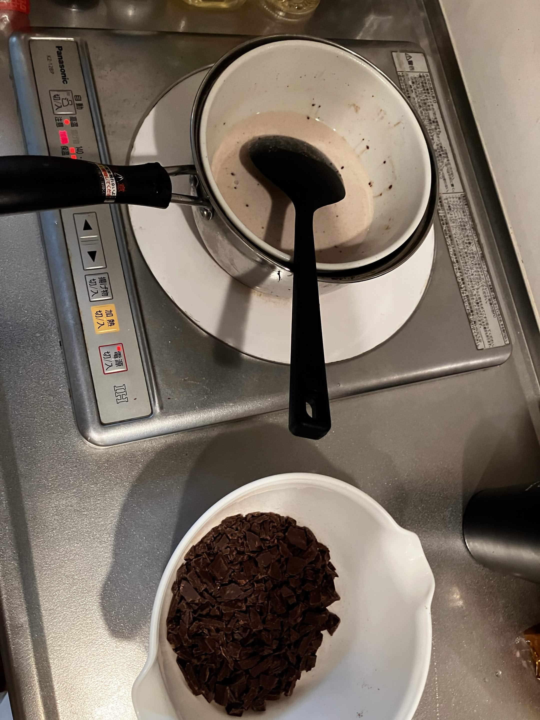 ボウルでチョコと生クリームを混ぜる調理過程