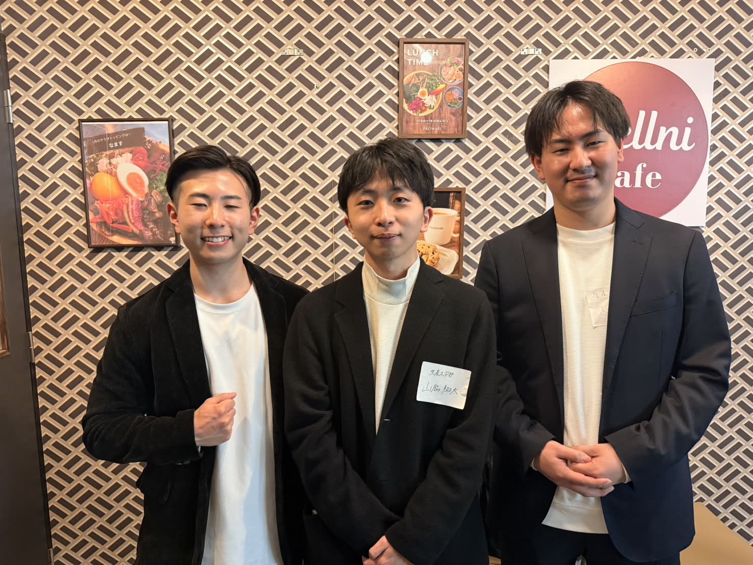 ビジネスコンテストに一緒に出たメンバー3人との写真