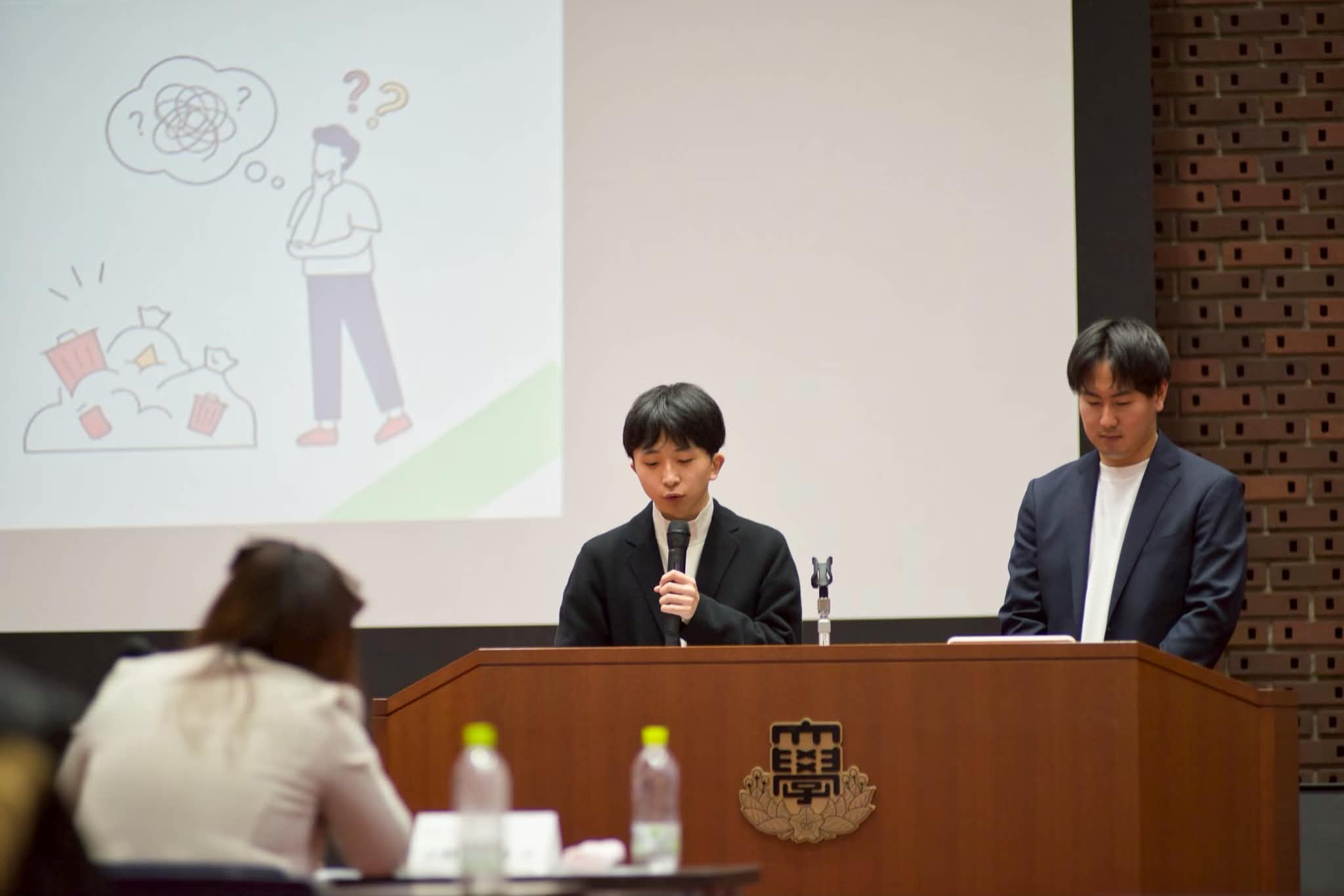 最終選考で登壇して発表している様子